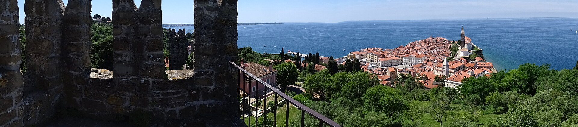 Panorama von der Stadtmauer über Piran, die Kirche St. Georg und die Adria