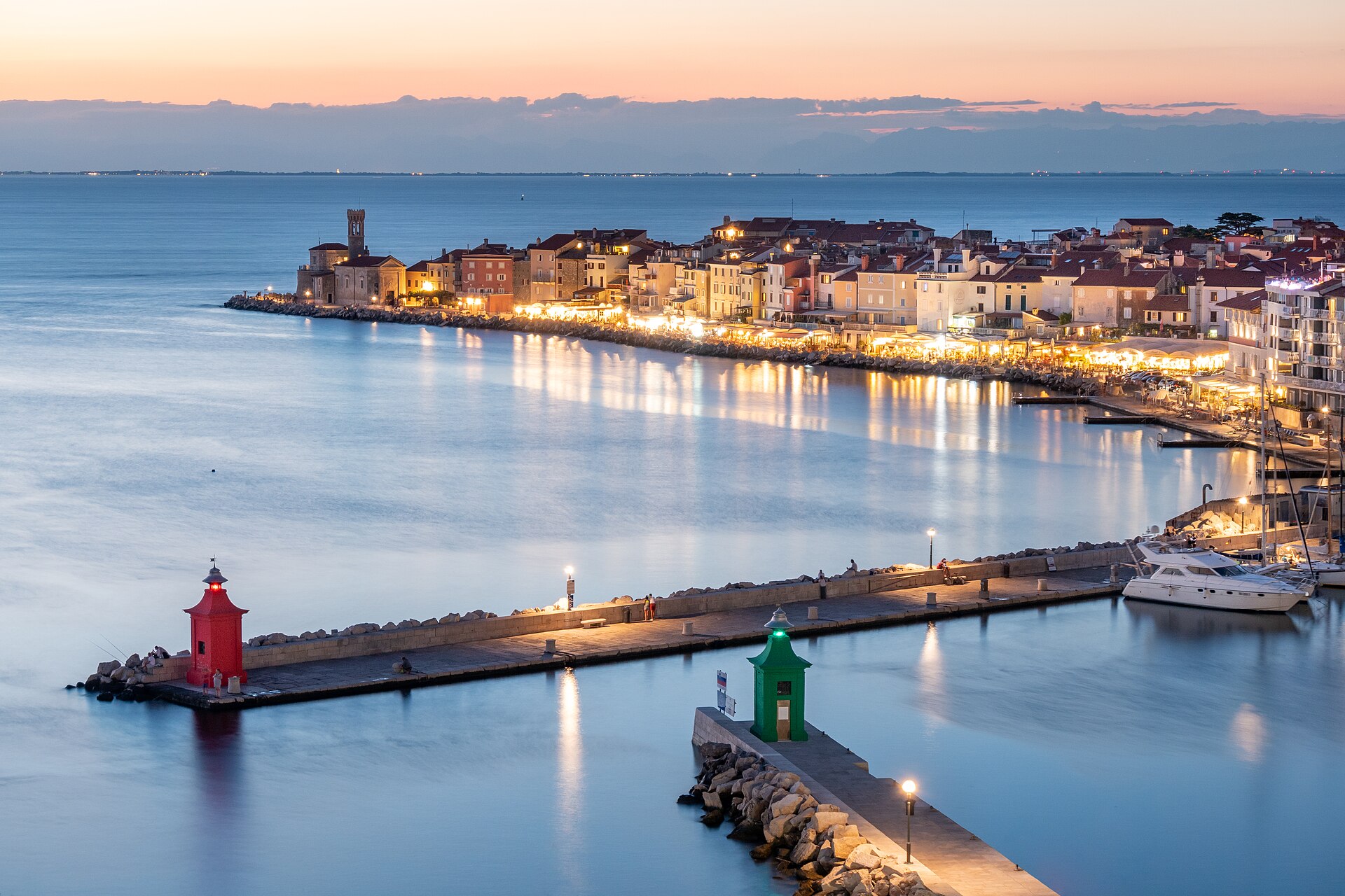 Erhöhter Abendblick über Piran mit Leuchttürmen, Altstadt und Adria