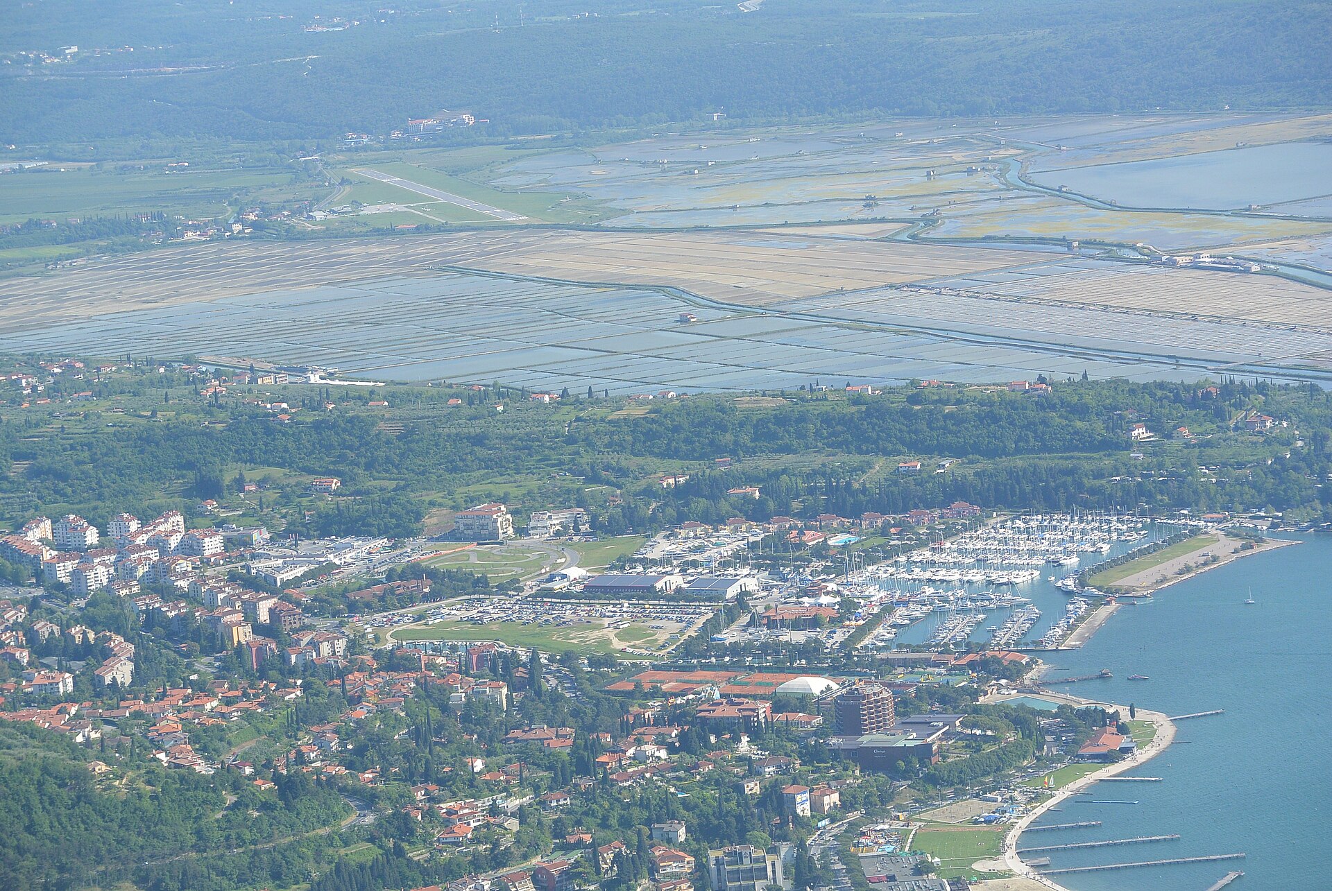 Luftbild des Flugplatzes Portorož zwischen den Salinen von Sečovlje und der Adriaküste