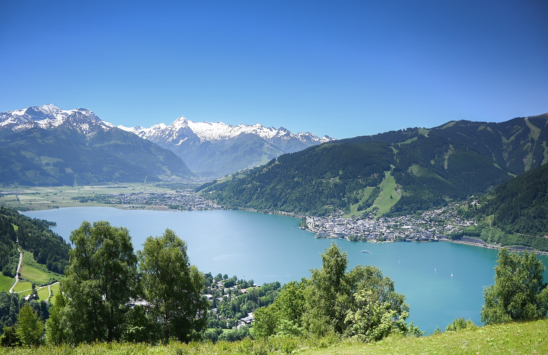 Blick über den Zeller See auf Zell am See und die umliegenden Berge