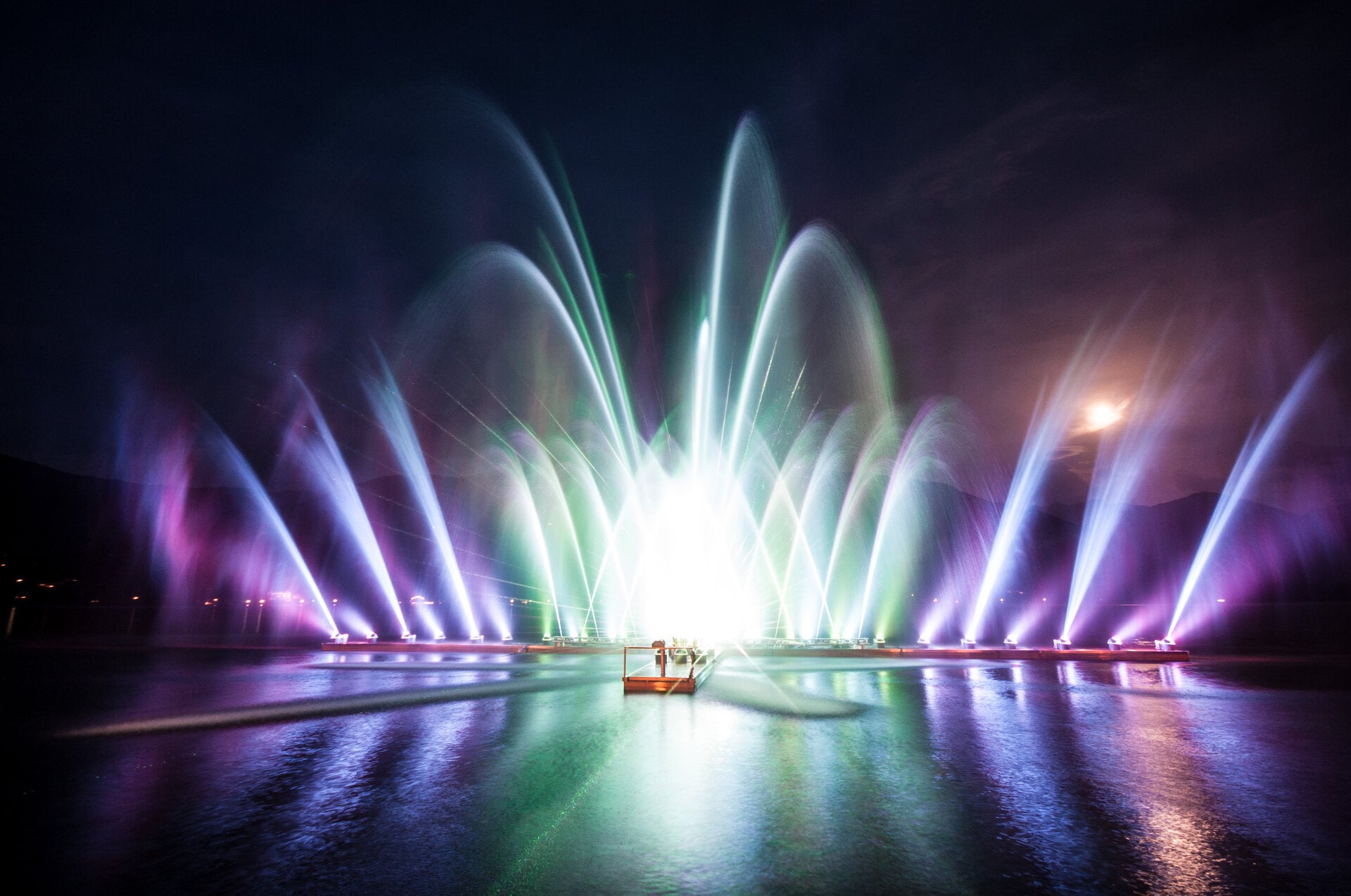 Zell Magic Lake Show mit beleuchteten Wasserfontänen auf dem Zeller See